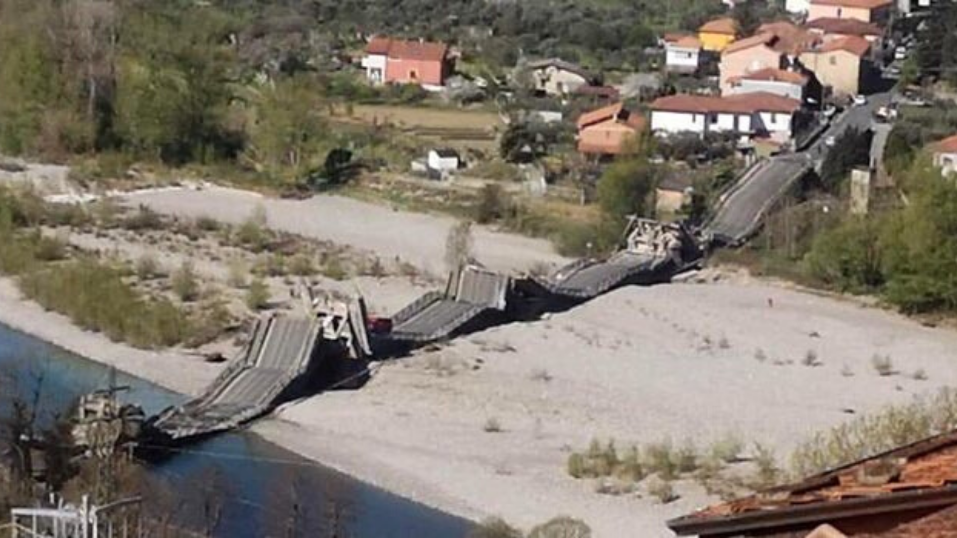 155 20 Crollo del ponte sul fiume Magra. Misure di rimborso dei pedaggi per la tratta Aulla La Spezia Santo Stefano Magra e viceversa